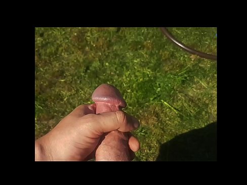 ❤️ Una guapa calenta es folla el seu cony rosa i es corre amb un esquitxat en un jardí d'estiu ❤ Vídeo de merda  a nosaltres ca.porngifmag-com.ru ❌️❤